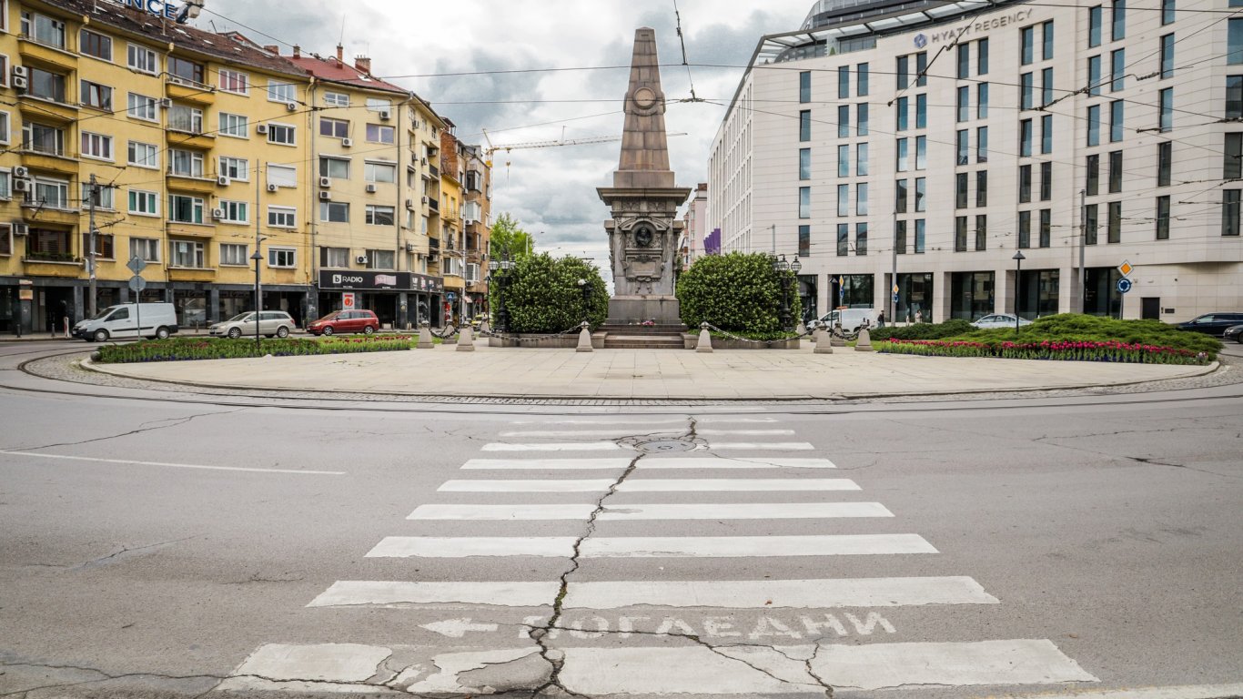 Огромно е задръстването при паметника на Васил Левски заради ремонта на кръстовището