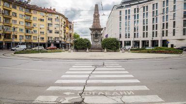 Преасфалтирането на кръговото кръстовище при паметника на Васил Левски в