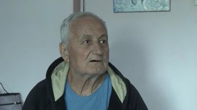 В утрото на осми май с приятеля си Недко влизат