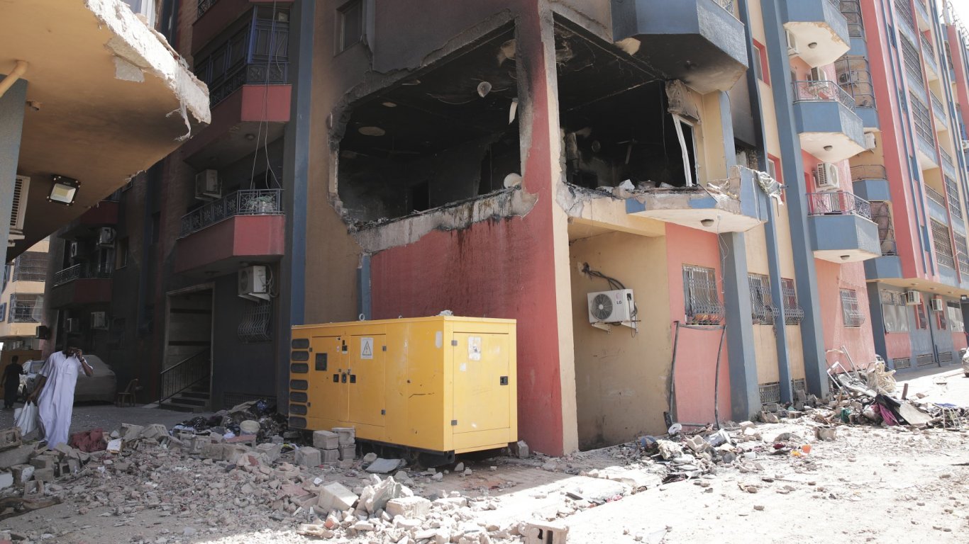 Силни експлозии разтърсват суданската столица Хартум