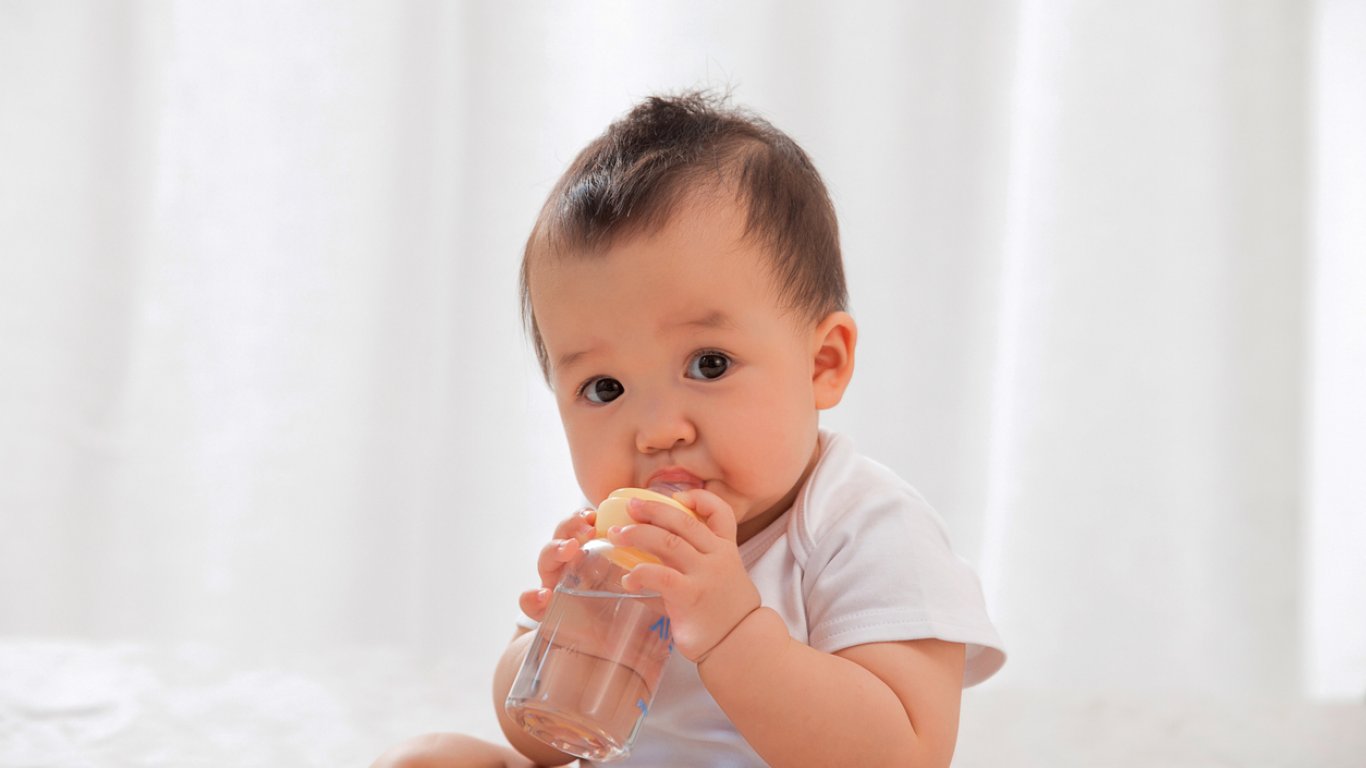 Кога бебето трябва да пие вода?