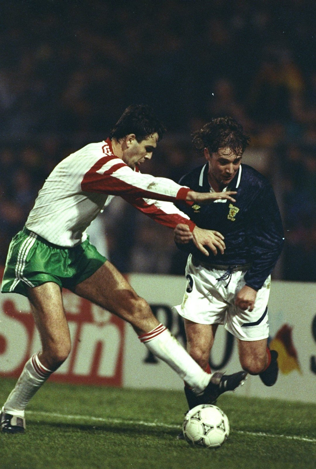 Ники Илиев срещу звездата на съперника Али Макойст в момент от същия мач - Шотландия - България на "Хемпдън", през 1991 г. 