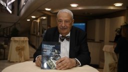 Иван Гарелов представя книгата си „Рокендрол, шпионаж и… последен валс“ на 16 май