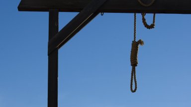 Трима души бяха екзекутирани днес в Иран след като бяха