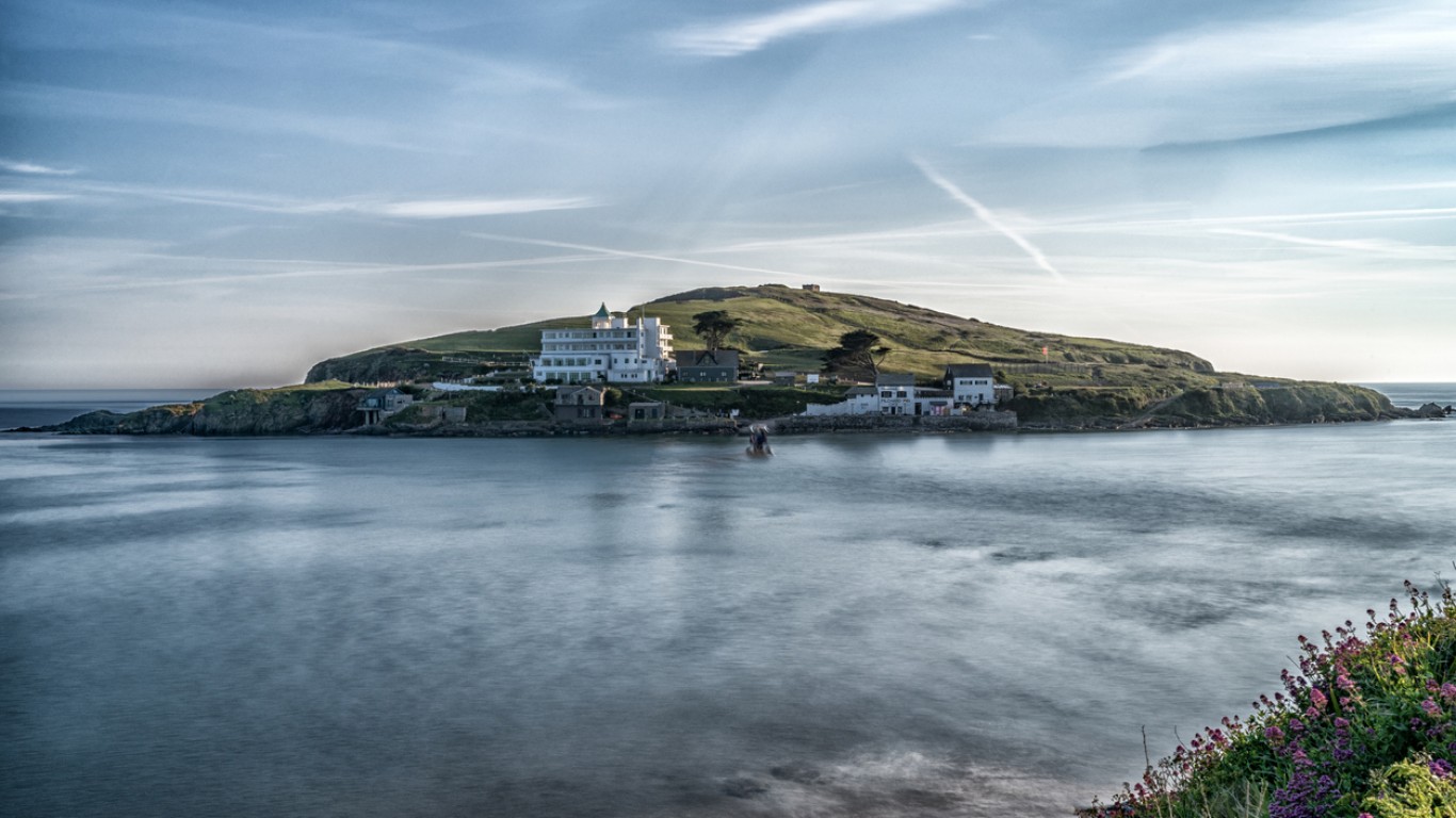 Островът, вдъхновил Агата Кристи, се продава заедно с луксозен хотел