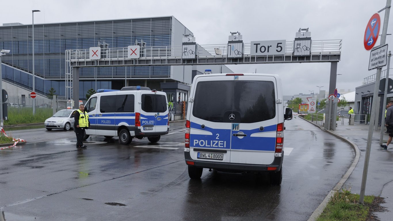 Две жертви при стрелба в завод на "Мерцедес-Бенц" в Южна Германия