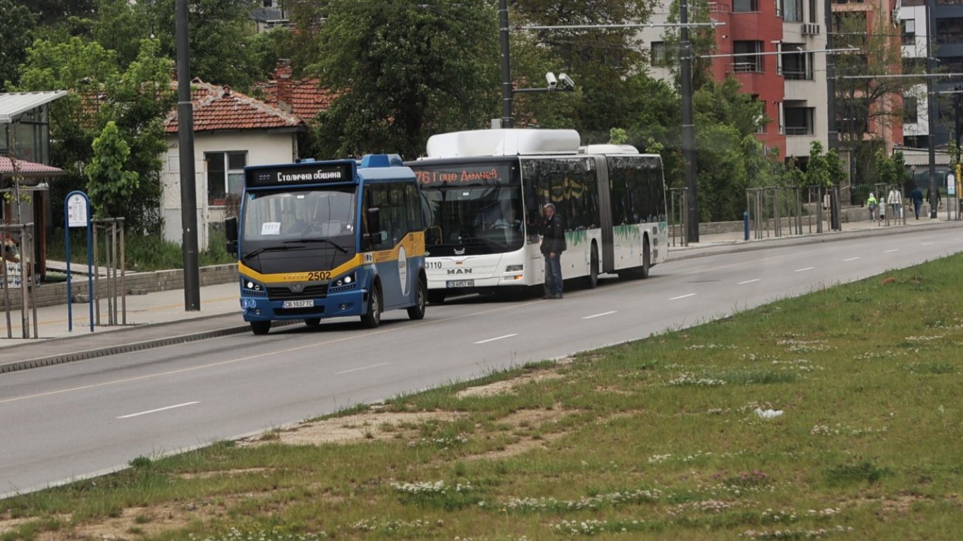 Бус на повикване тръгва по маршрут в част от София (снимки)