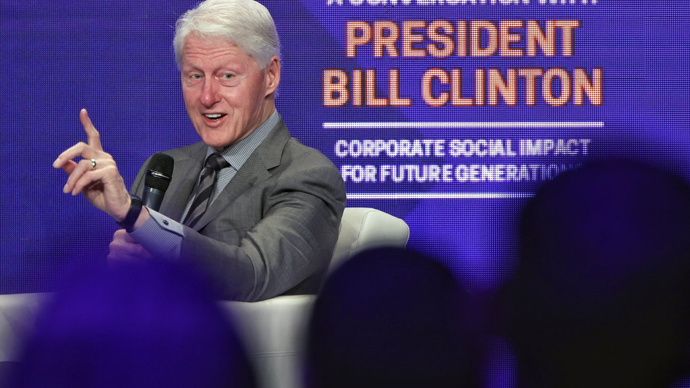 Бил Клинтън се завърна у нас с лекция в НДК (снимки)