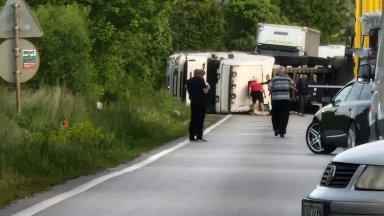 След като бил измъкнат от кабината 48 годишният шофьор е откаран