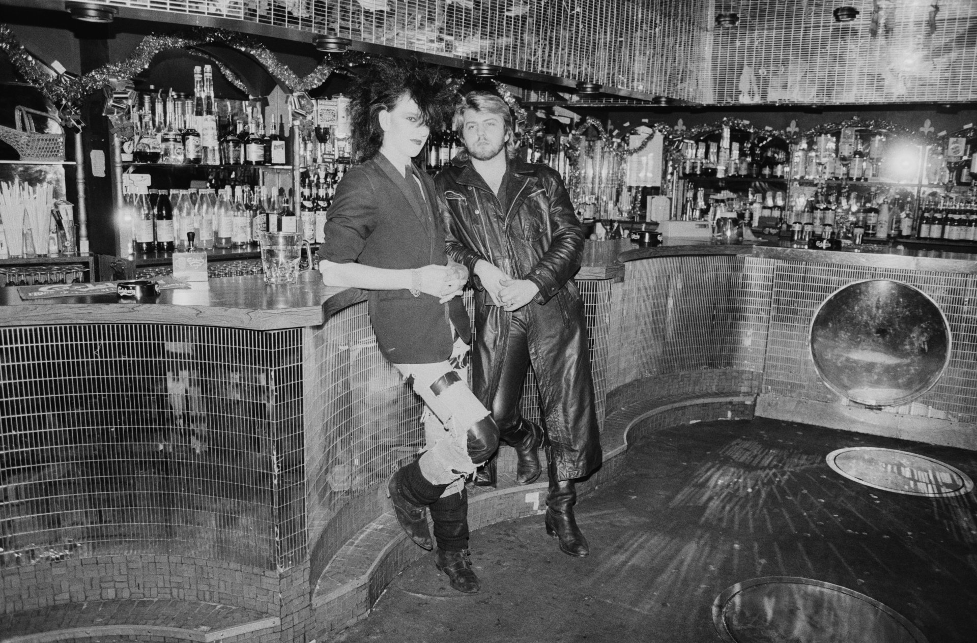 Тийнейджъри в бар, 1983-а