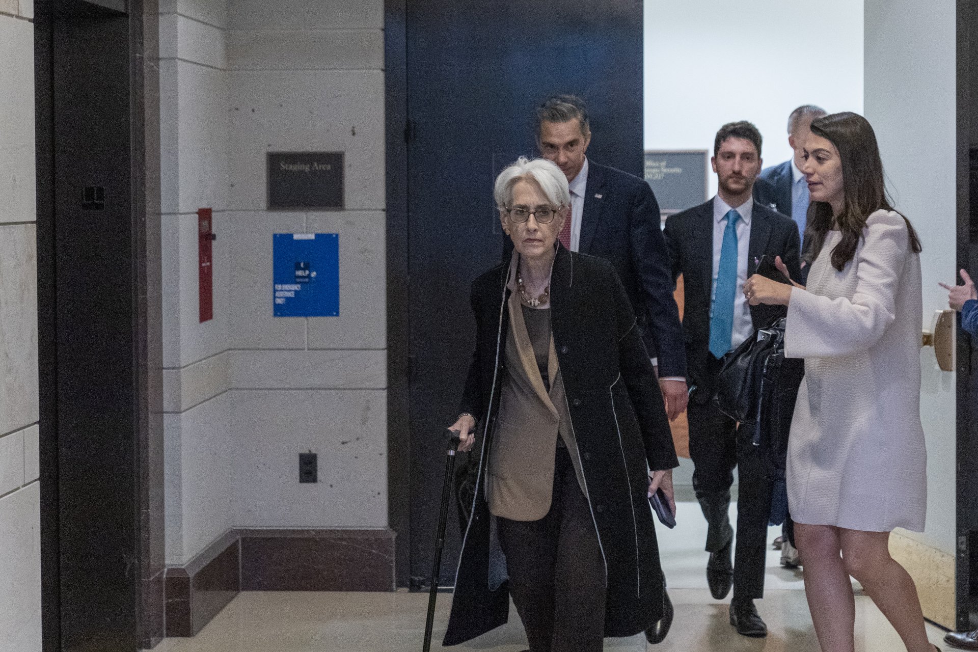 Уенди Шърман излиза от залата в Конгреса, в която се е провел закрит брифинг по случая с изтеклите секретни военни документи,  19 април 2023 г.