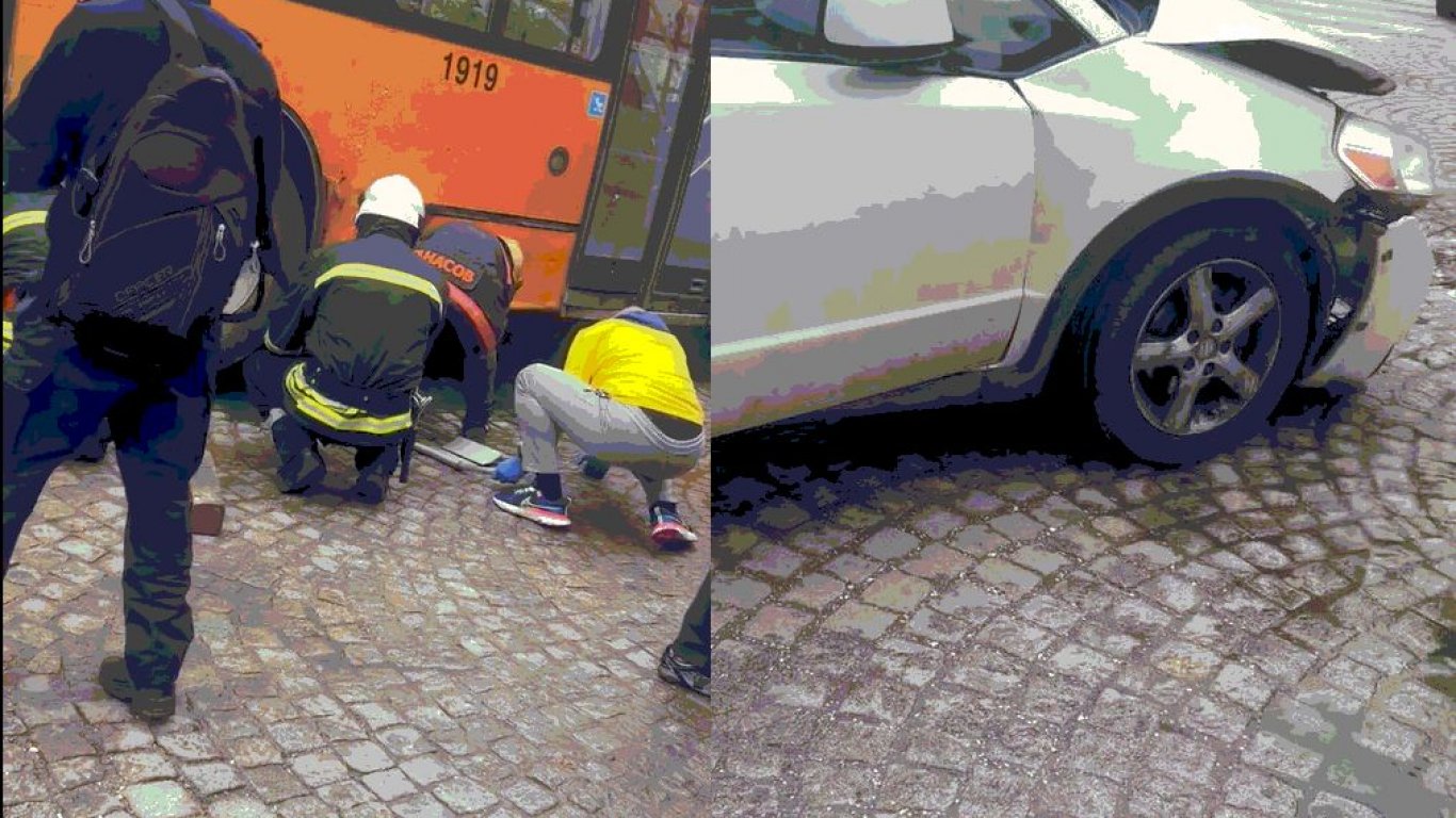 Удар от автомобил прати мъж под гумите на автобус в София