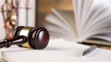 Подсъдимият е лишен и от правото да управлява моторно превозно средство