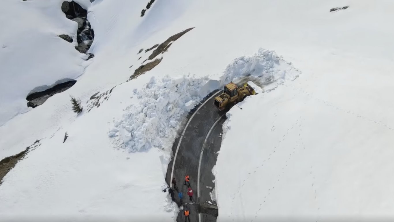 Над 5 метра сняг на най-високия път в Румъния, където Топ Гиър тества спортните си коли (видео)