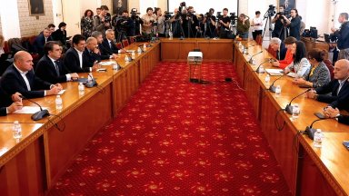 На масата срещу Мария Габриел седнаха Кирил Петков Асен Василев Атанас