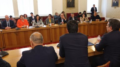 На масата срещу Мария Габриел седнаха Кирил Петков Асен Василев Атанас