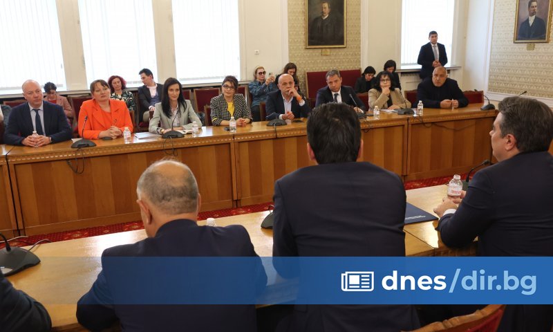 На масата срещу Мария Габриел седнаха Кирил Петков, Асен Василев, Атанас