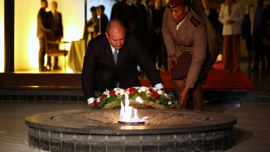 По късно президентът присъства и на откриването на изложбата Българската подкрепа