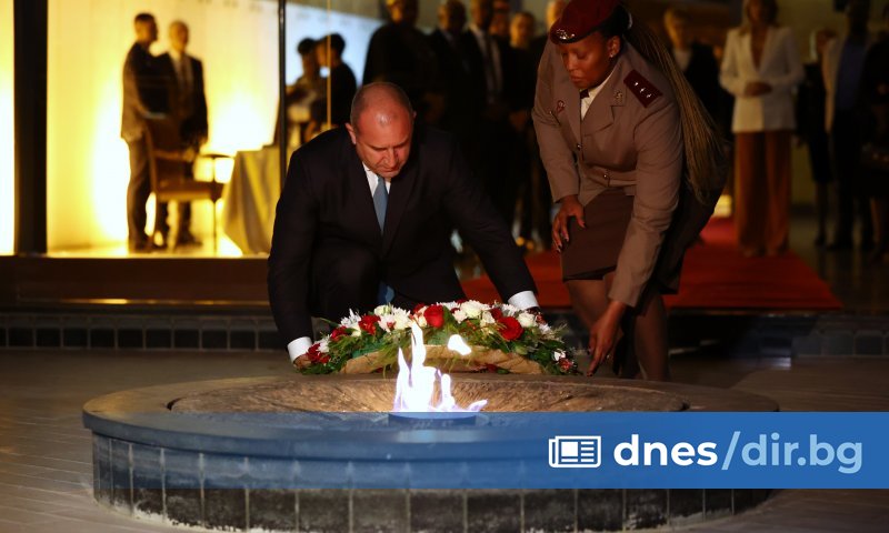 По-късно президентът присъства и на откриването на изложбата Българската подкрепа