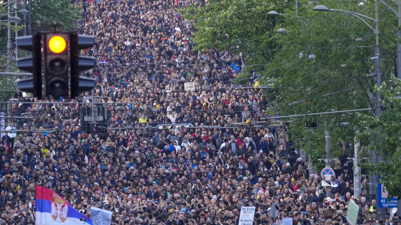 Най-големият протест в Сърбия за последните 10 г.: Море от хора блокира Белград (снимки/видео)