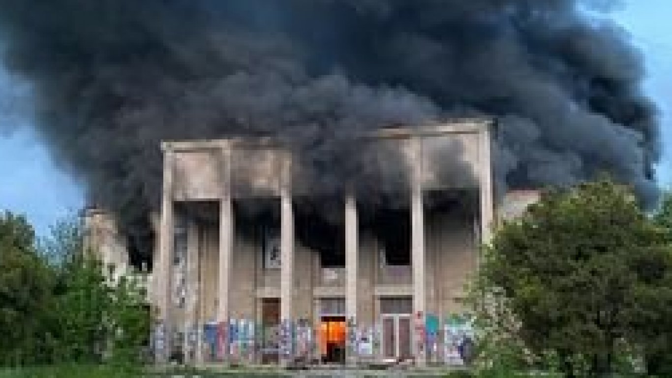 Пожар избухна в бившия Дом на културата на металурзите в Перник