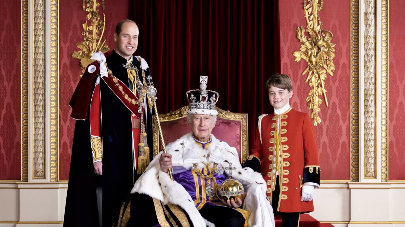 Король Карл III отметил свою коронацию новой фотографией вместе со своими наследниками 