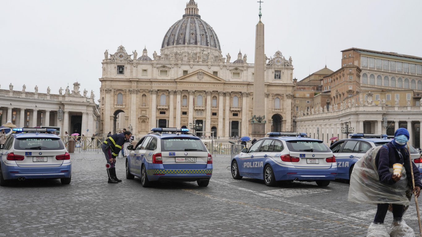 За първи път в историята на Ватикана: Осъдиха кардинал на затвор заради финансов скандал