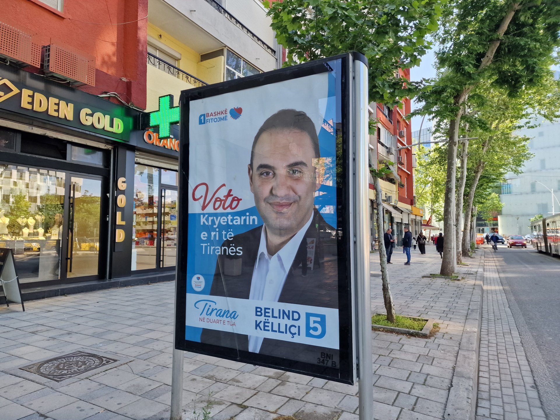 Плакат на кандидата за кмет Белинд Келичи на община Тирана от опозиционната коалиция „Заедно печелим“