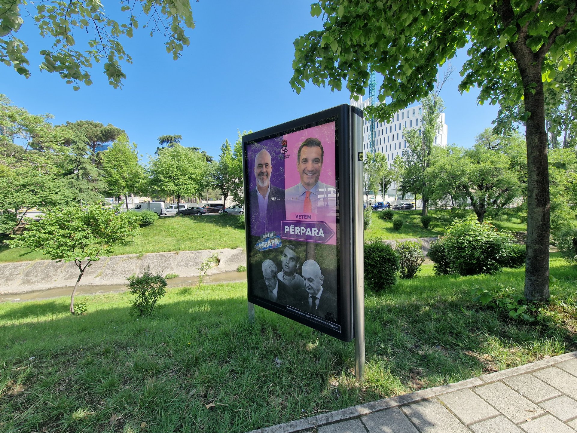 Плакат на премиера на Албания и председател на Социалистическата партия Еди Рама (горе вляво) и кандидатът на социалистите за Тирана Ерион Велиай (горе вдясно). Долу на плаката са Сали Бериша, Белинд Келичи и Илир Мета от „Заедно печелим".