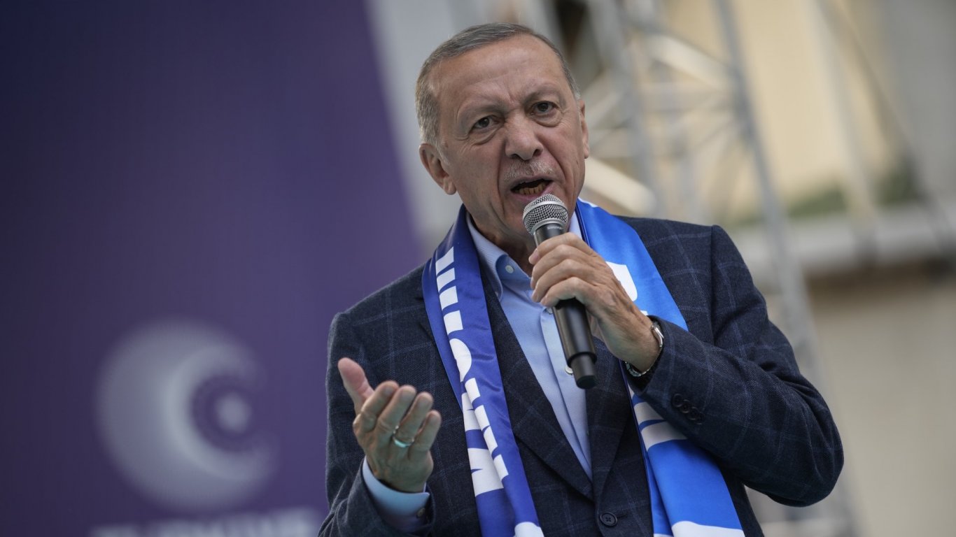 Изборите в Турция: Труден вот за Ердоган, опозиционни кандидати с бронежилетки
