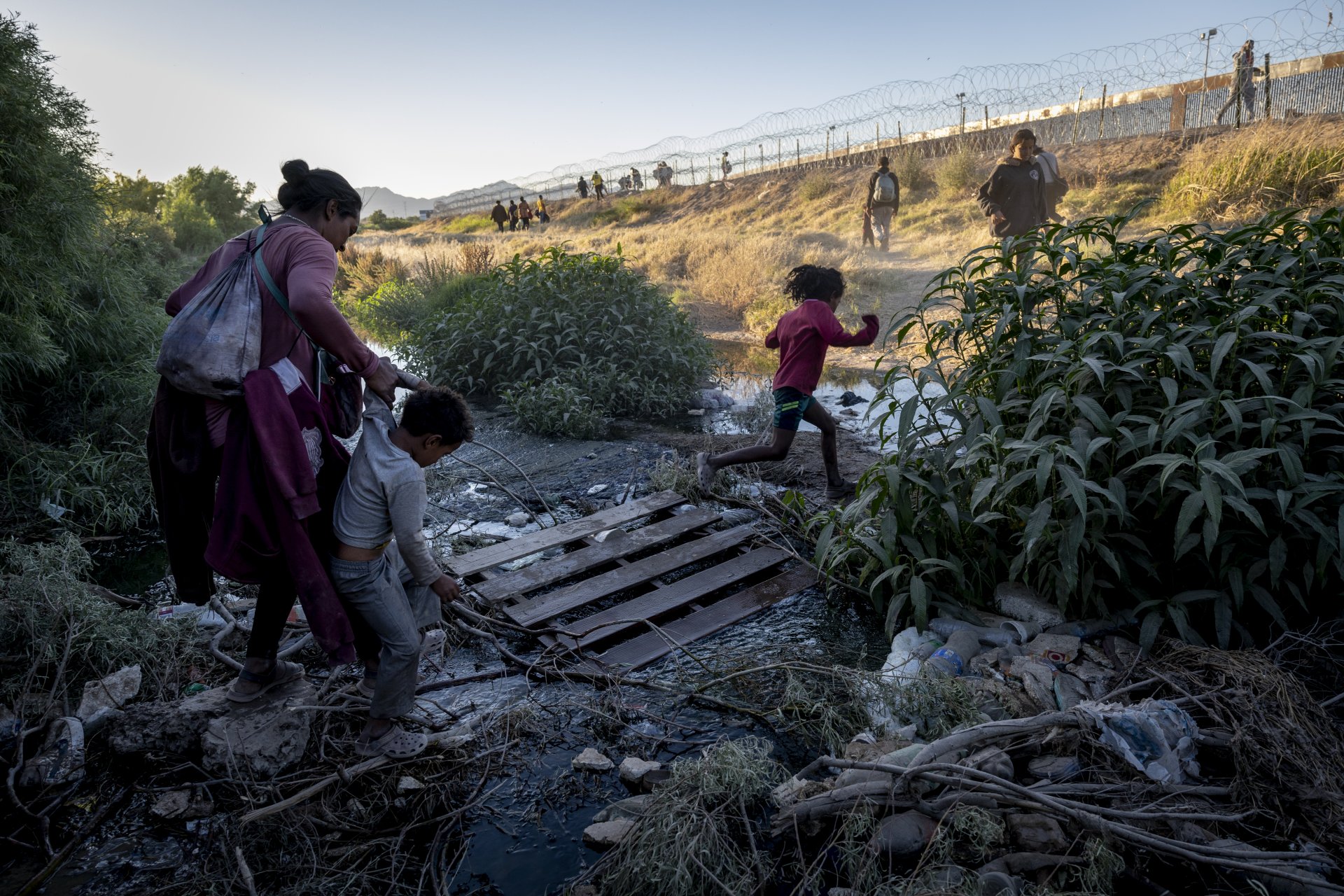Имигрантски семейства преминават в Съединените щати от Мексико, за да търсят убежище. 