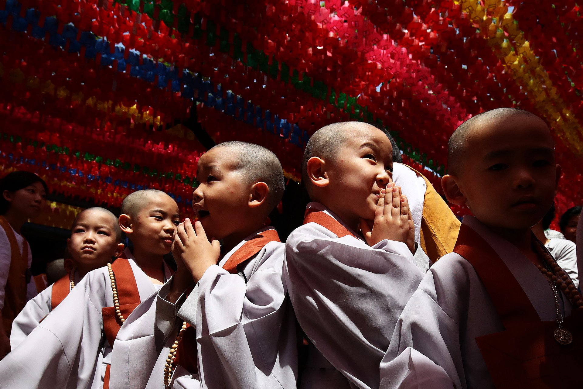 Като част от празнуването на рождения ден на Буда, малките деца ежегодно се канят да станат част от будистките монаси за период от три седмици.