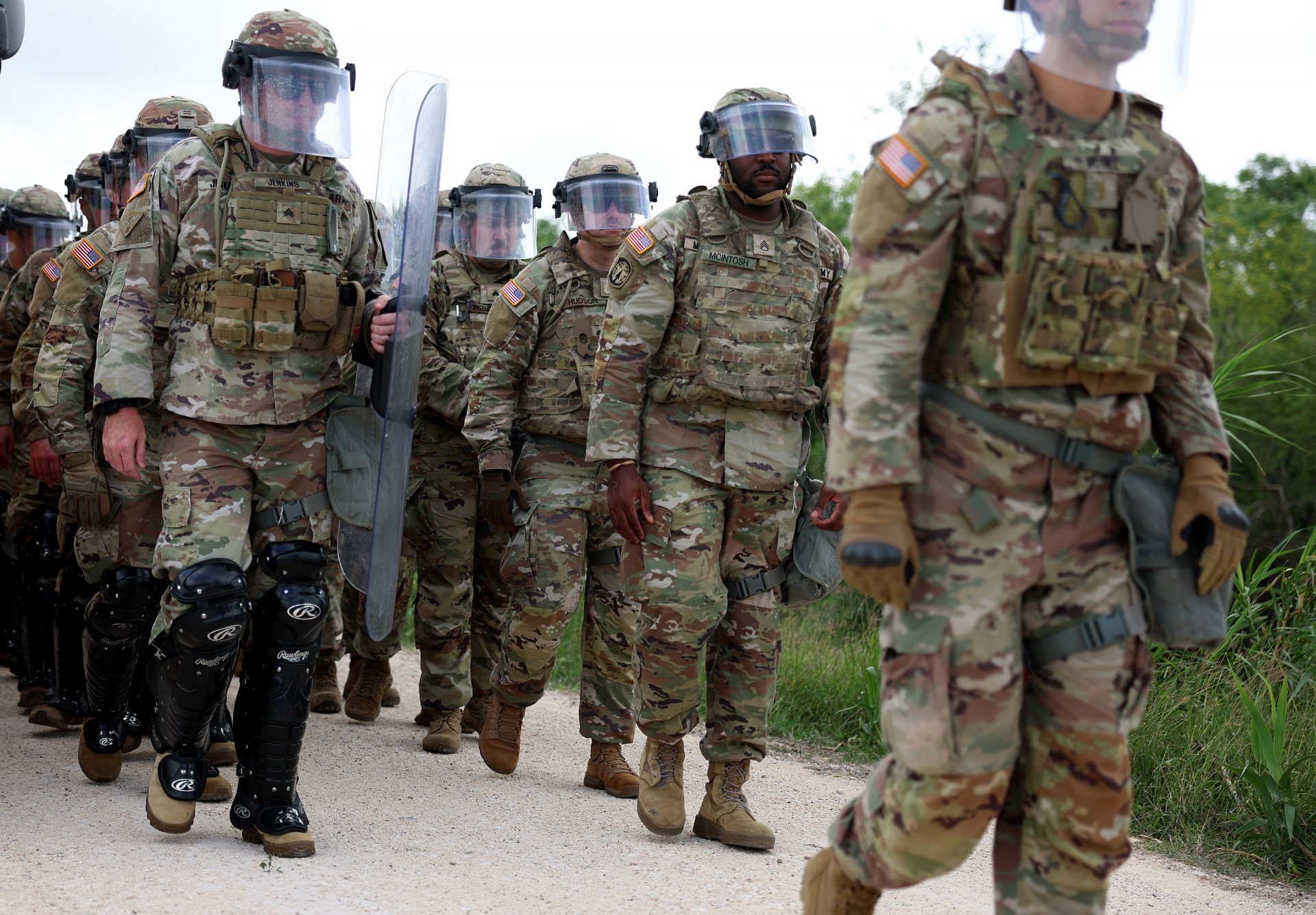 Членове на Националната гвардия на Тексас са разположени в зона с наплив на мигранти по границата на Съединените щати с Мексико на 10 май 2023 г. в Браунсвил, Тексас