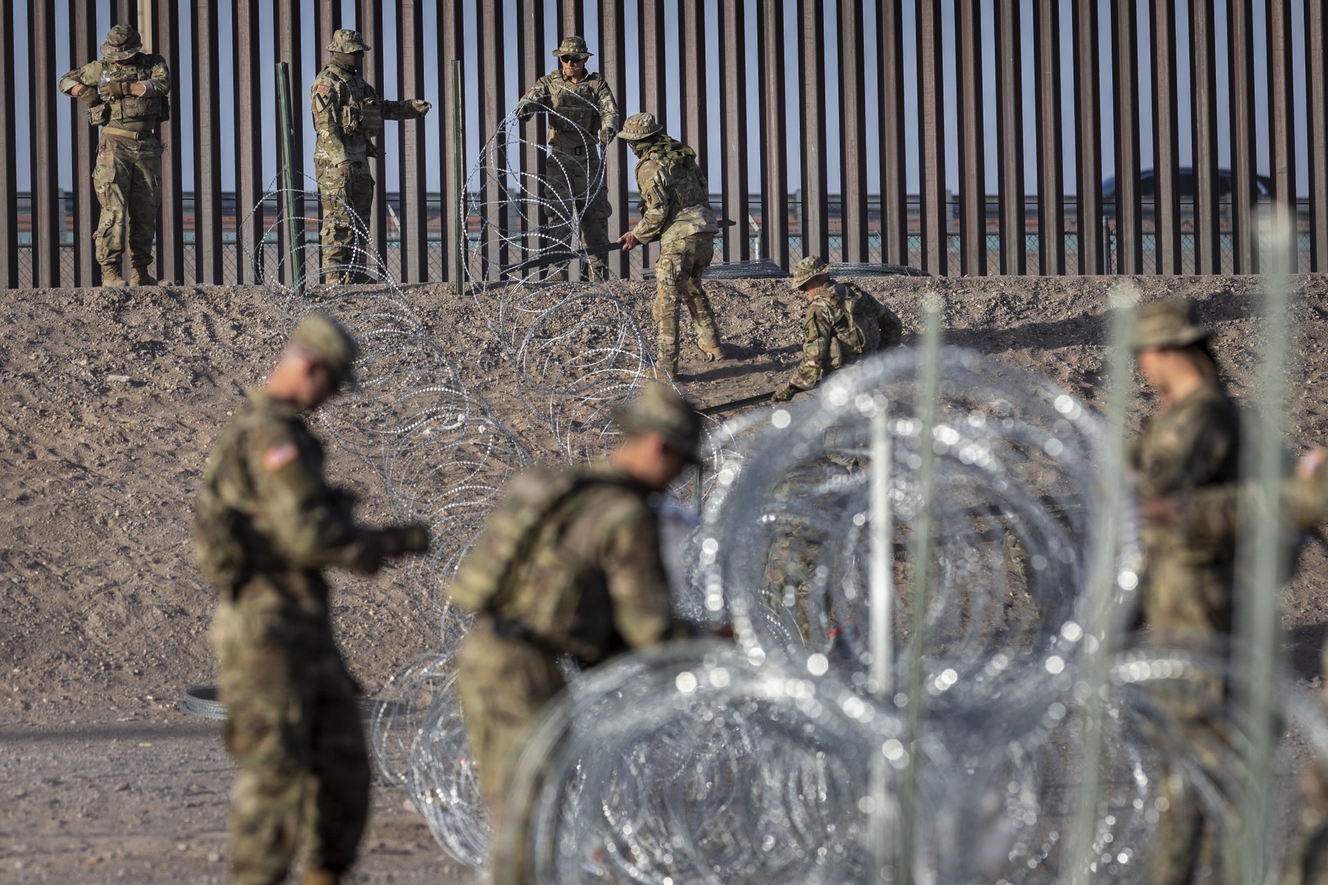 Гвардейци пазят границата между САЩ и Мексико