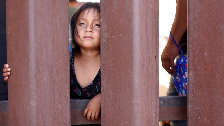 Снимки на Седмицата: Истории от границата за малката Джанина и Звяра