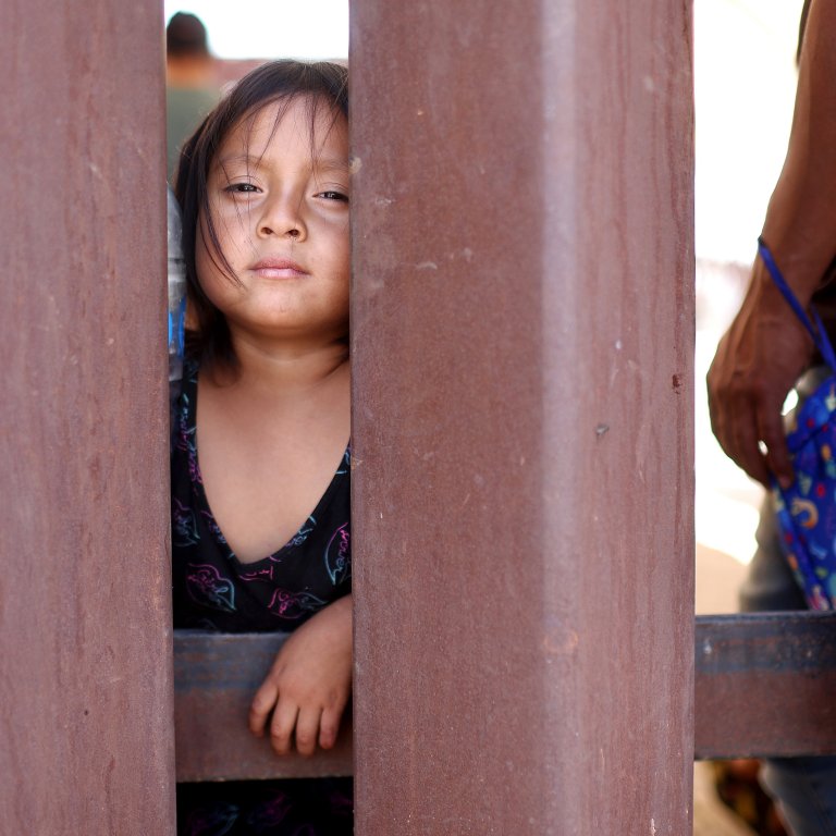 Снимки на Седмицата: Истории от границата за малката Джанина и Звяра