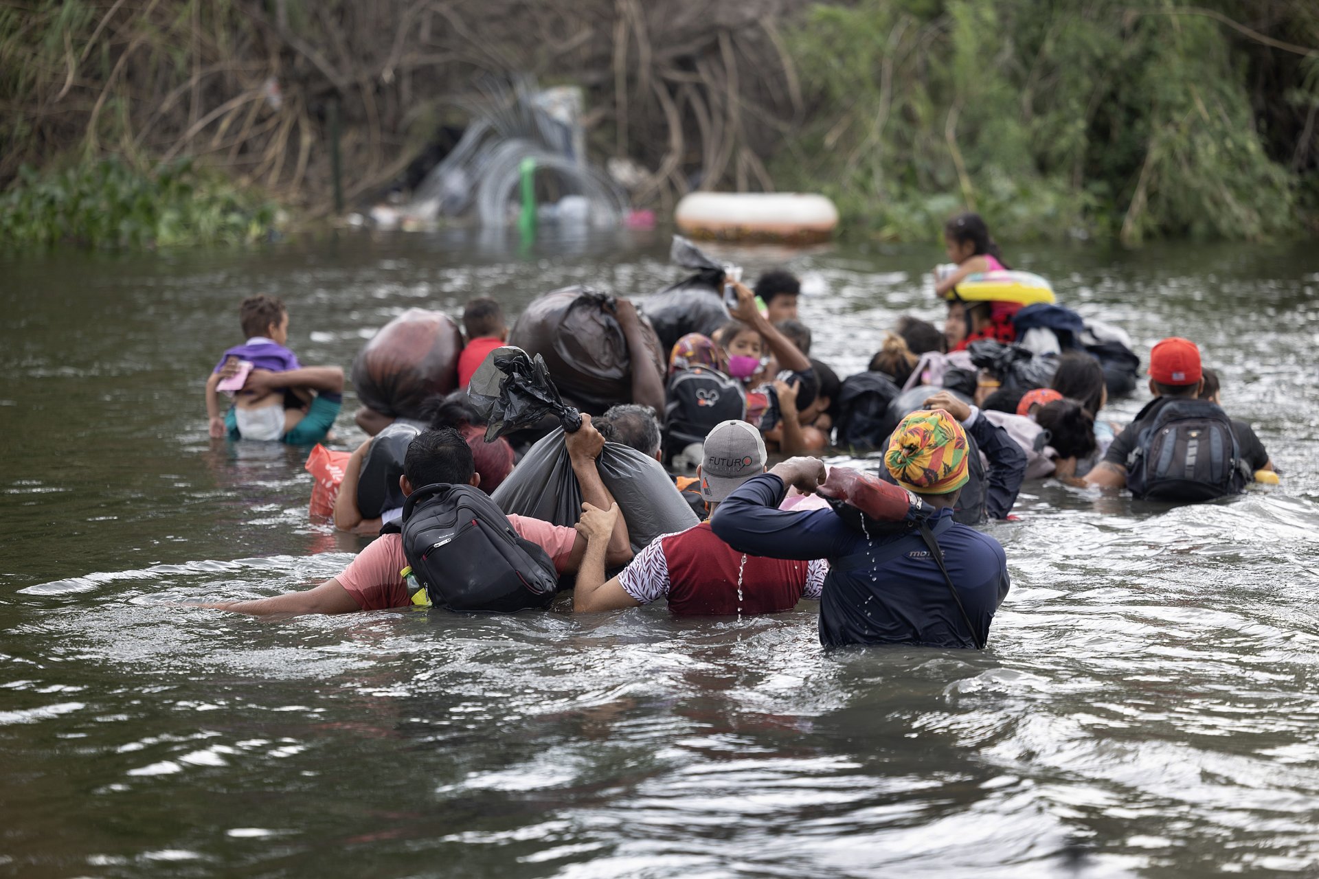 Мигрантите преплуват Рио Гранде, докато се опитват да влязат в Съединените щати на 11 май 2023 г. в Матаморос, Мексико.