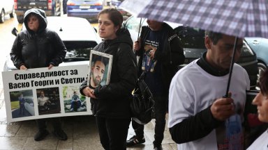 Сред хората на площада са близки и приятели на загинали