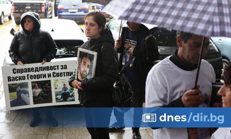 Сред хората на площада са близки и приятели на загинали