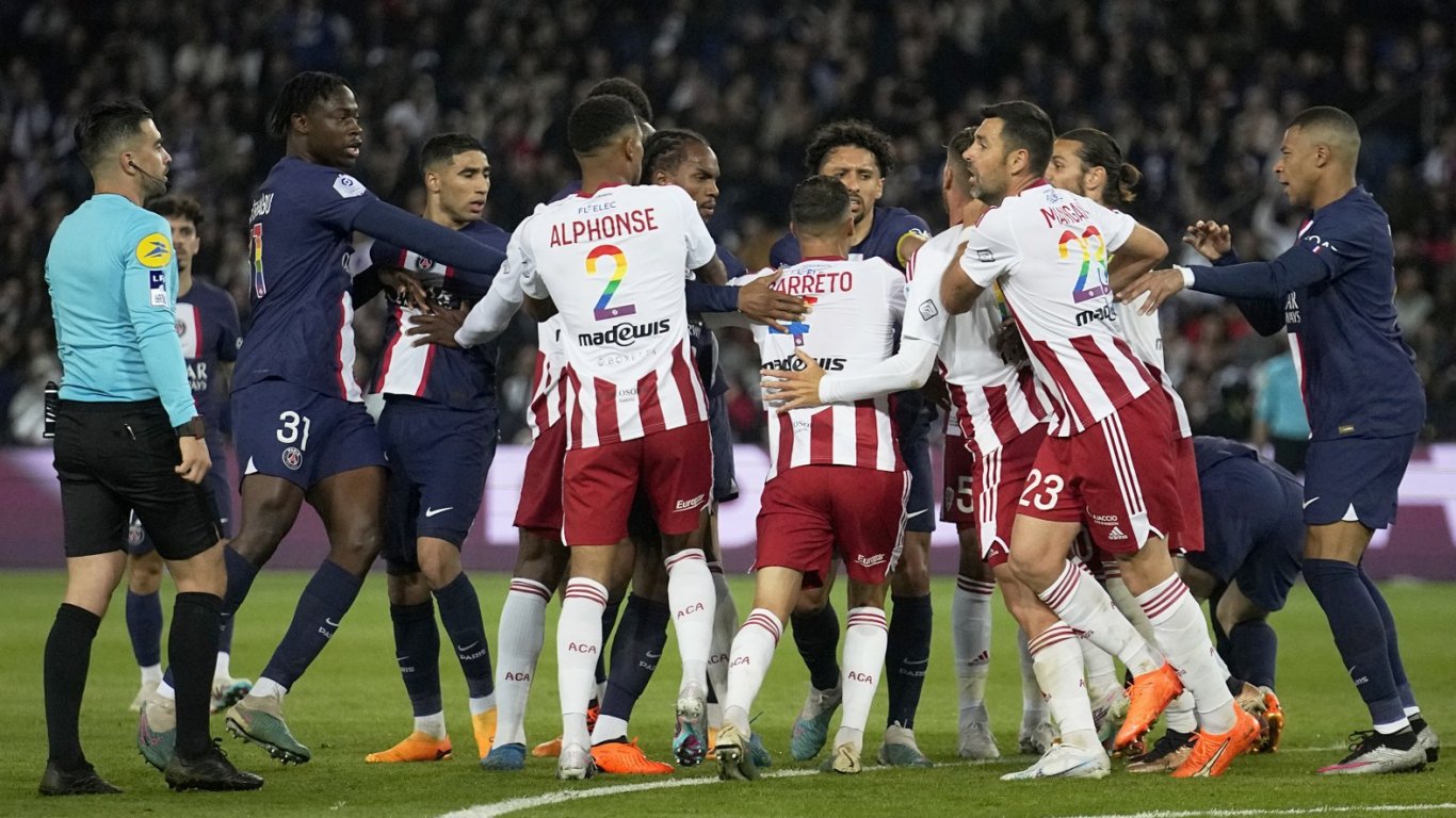 Футболисти във Франция отказват да играят заради номерата с цветове на дъгата