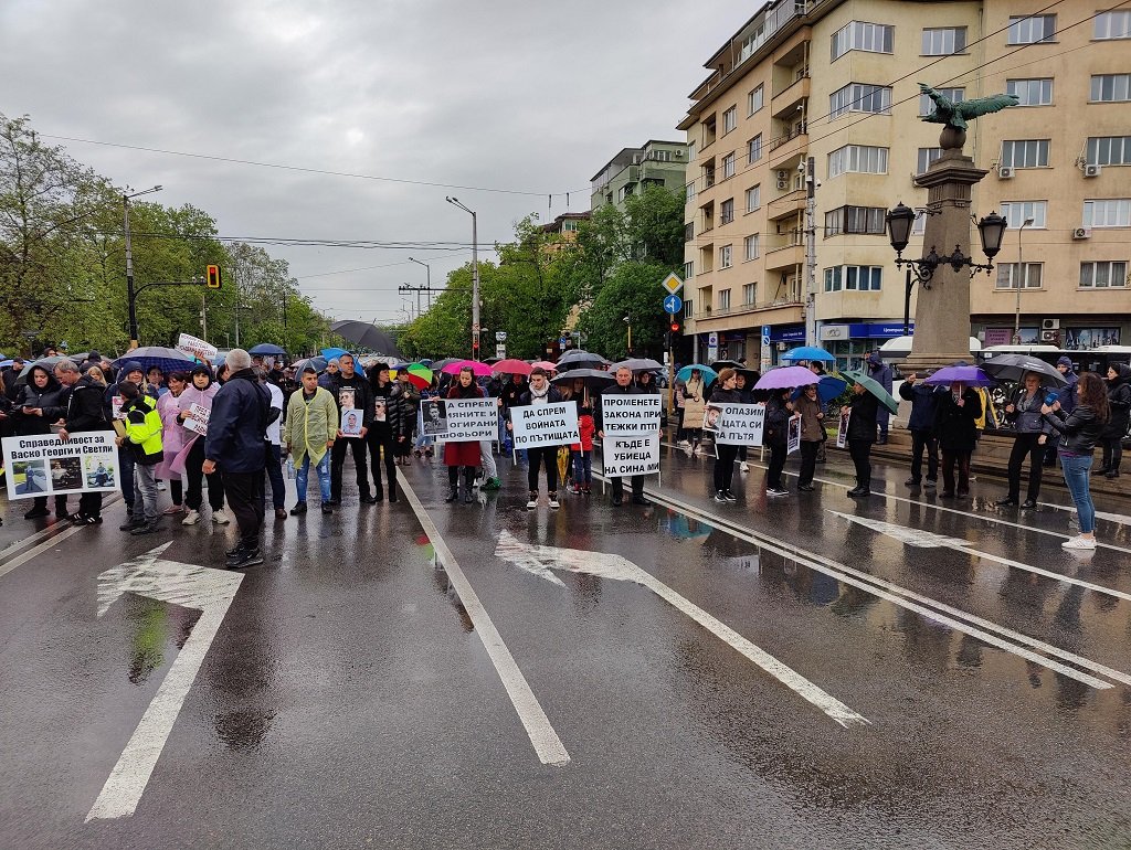 Близки и родители на загинали по пътищата протестираха многократно за законови промени