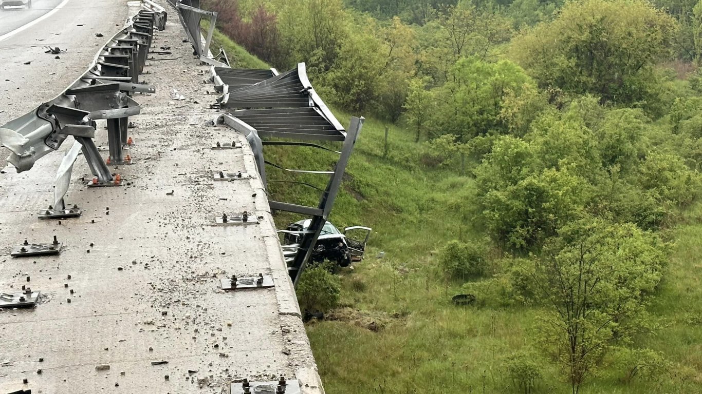 Трима души са в болница след като автомобил падна от мост на „Струма“