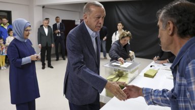 За основния съперник на Ердоган Кемал Кълъчдароглу са гласували 44