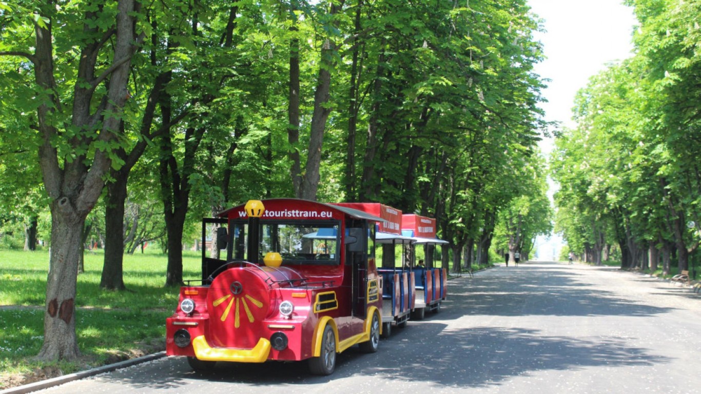 Атракционно влакче разхожда туристите из Русе