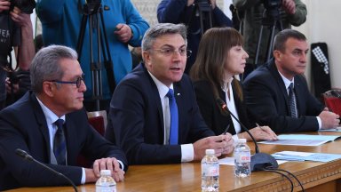 Срещата вече е в лидерски формат за разлика от първите