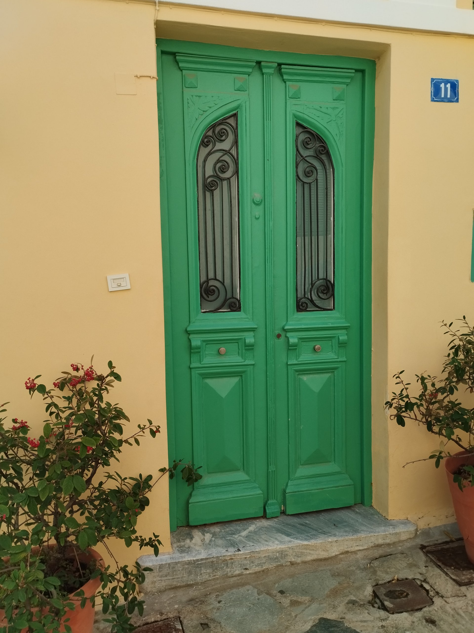 Вратите на гръцките къщи в древния квартал Плака 