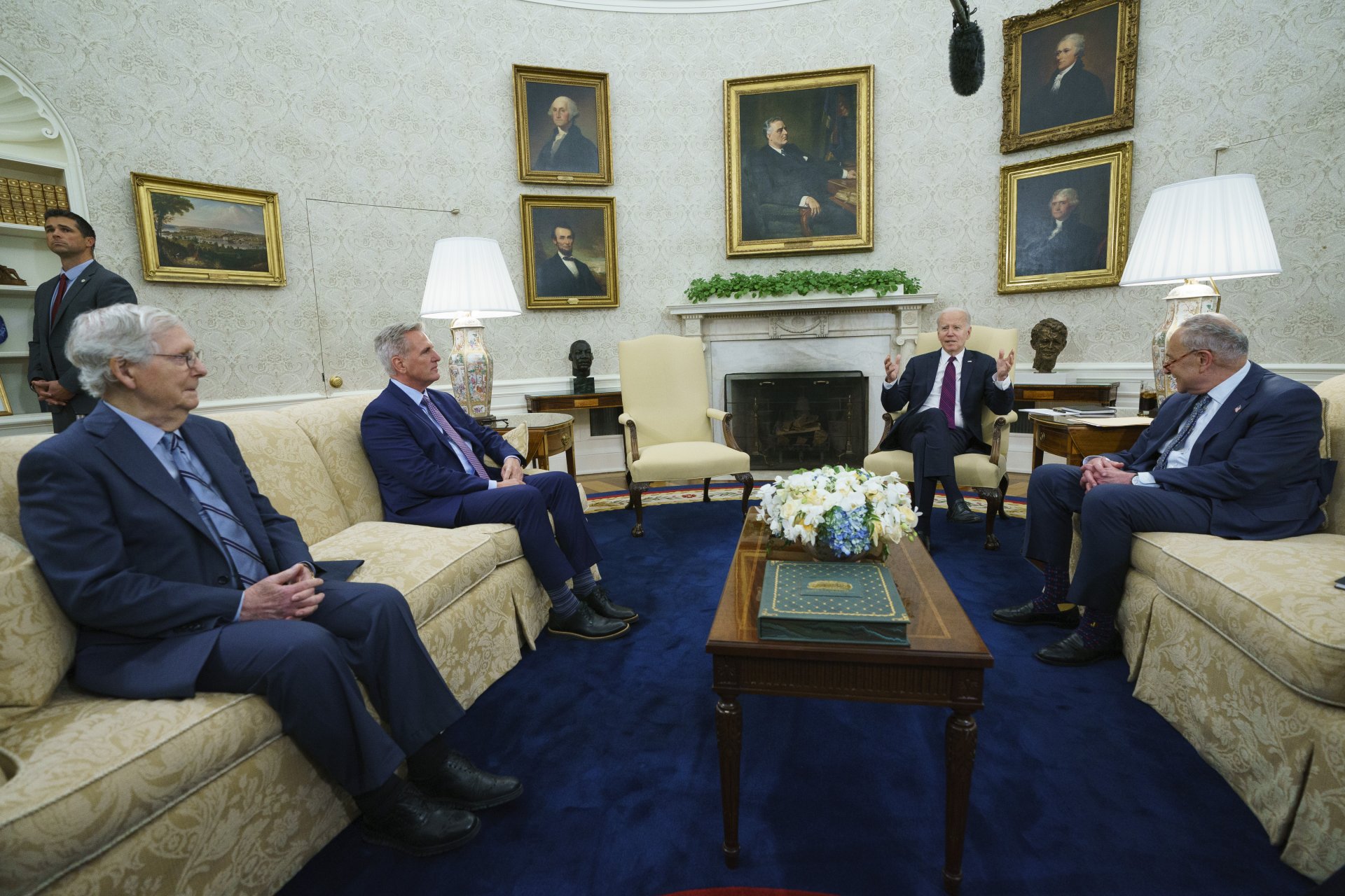 Джо Байдън разговаря с представители на републиканците - Мич Макконъл, Кевин Маккарти, и лидерът на мнозинството в Сената - демократа Чък Шумър (вдясно) по въпроса за държавния дълг
