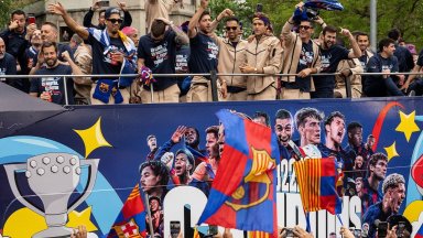 Шампионският парад на Барса: Мъжкият и женският тим изкараха стотици хиляди по улиците (Видео)