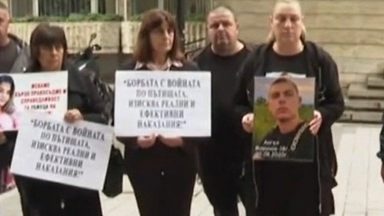 Близки на загинало 17-годишно момче протестират срещу условната присъда на шофьора убиец