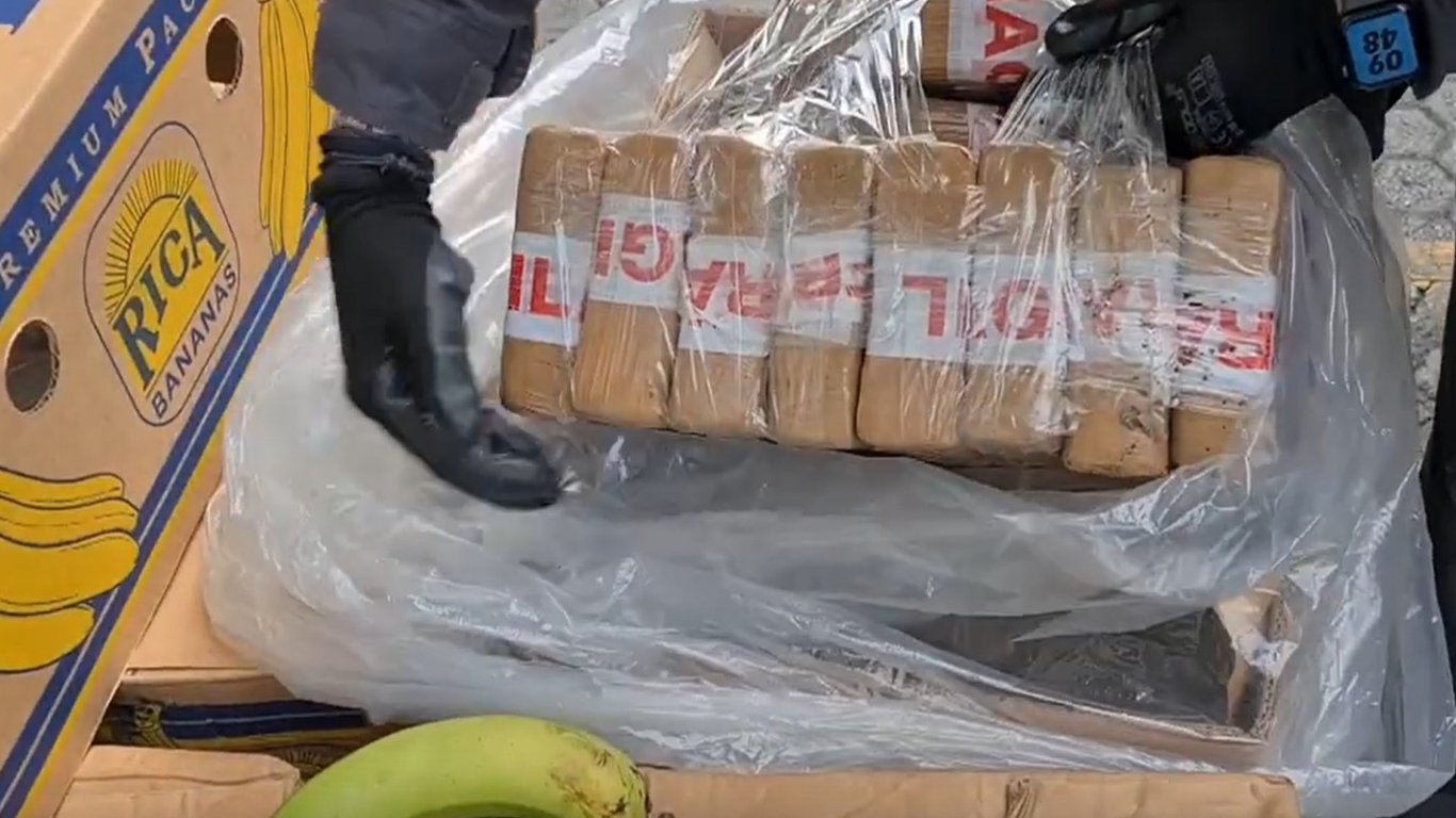 Италианската полиция откри кокаин за 800 млн. евро, скрит в контейнери с банани (видео)